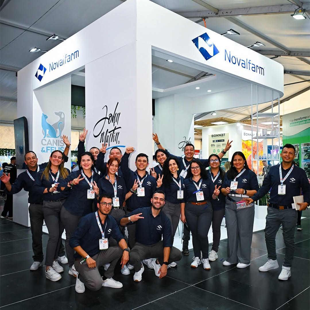 Equipo de una marca en su stand del CVDC