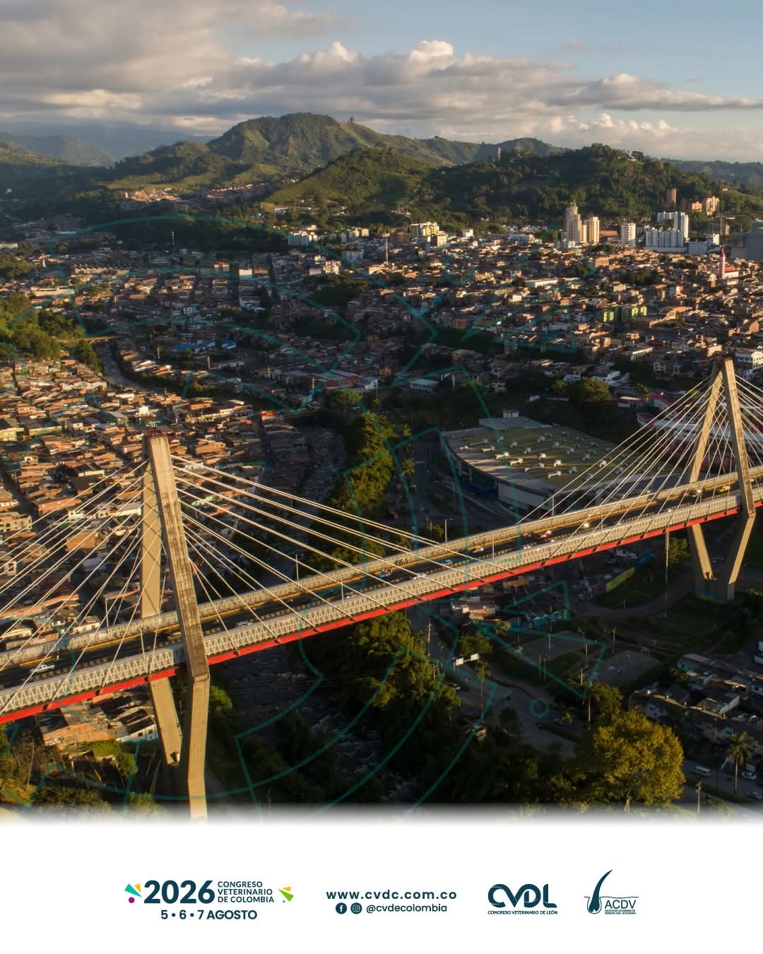 Vista aérea de Pereira con el viaducto y las montañas del Eje Cafetero